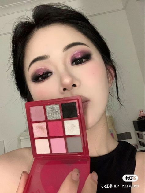 Dark Red Eye Makeup Looks, Red Eye Makeup Douyin, Black Red Eyeshadow, Red And Black Douyin Makeup, Cute Aesthetic Makeup, Maroon Makeup, Baddie Era, Rouge Makeup, Burgundy Makeup