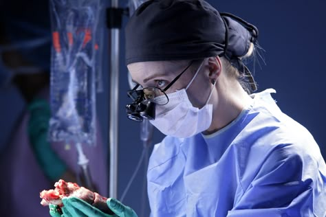 The cardiothoracic surgeon whose experiences inspired the NBC show Heartbeat shares her secret to success in 'a man's world.' Medicine Inspiration, Surgeon Aesthetic, Future Surgeon, Cardiothoracic Surgeon, Cardiothoracic Surgery, Female Surgeon, Job Aesthetic, Doctor Aesthetic, Success Advice