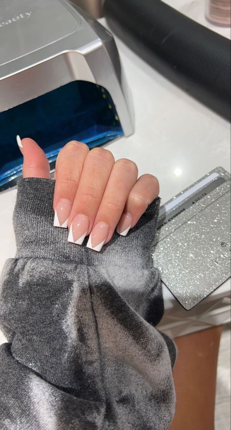 White Beach Dresses, White Tip Acrylic Nails, White French Tip Nails, Triangle Nails, White Tip Nails, How To Cut Nails, White French Tip, White Acrylic Nails, Work Nails