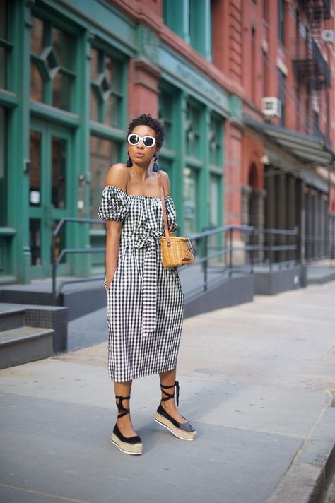 Gingham Spring Dress Gingham Trend, Spring Gingham, White Summer Outfits, Checkered Dress, Estilo Preppy, Mode Casual, Style Inspiration Summer, Outfits Spring, Gingham Dress