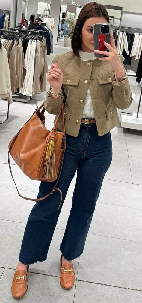 Trend Outfits 2024 Autumn, Project Manager Outfit, Gold Shirt Outfit, Outfits Minimalist, Friday Outfit, Stylish Work Attire, Sporty Outfits, Work Outfits Women, Clothing Hacks