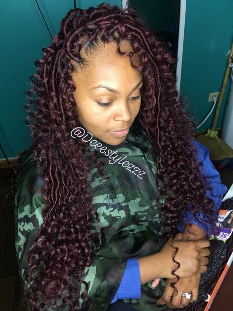 Who work doesn’t look like individuals 🤗🤗🔥🔥Im all about this red Vibe 🤪🤪🤪🤪🔥🔥🔥BOOK ME LADIES ❤️ faux locs done by me book me red head do it better #half&half #goddesslocs #fauxlocs #locstyles #locstylesforwomen #redlocs #redheads #redheadsdoitbetter #prettyhair #bohemianlocs #chicagohairstylist #hairstylist #hairstyles #stylistssupportingstylists #bookmenow Black And Burgundy Soft Locs, Burgundy Boho Locs, Faux Locs Hairstyles Burgundy, Maroon Faux Locs, Burgundy Faux Locs, Fox Locs, Red Vibe, Curly Dreads, Hairstylist Hairstyles