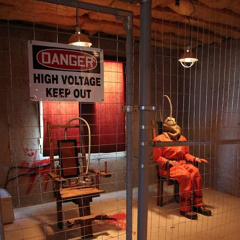 Build Your own Electric Chair Haunted Asylums, Haunted Hospital, Asylum Halloween, Haunted Trail, Electric Chair, Haunted House Ideas, Pumpkin Carving Party, Fairy Halloween Costumes, Halloween Props Diy