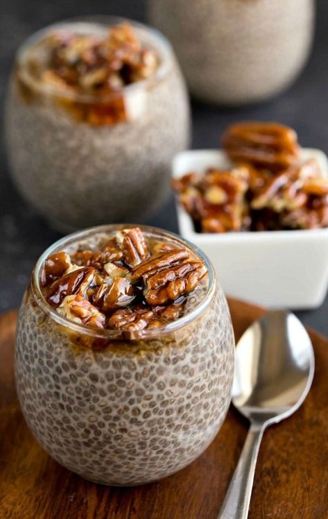 Sticky Bun Chia Seed Pudding is a healthy, sweet and creamy breakfast or dessert that's dairy free, vegan, and gluten free! Pudding Recept, Chia Puding, Sticky Bun, Pudding Chia, Chia Seed Recipes Pudding, Chia Recipe, Chia Seed Recipes, Chia Pudding Recipes, Food Meals