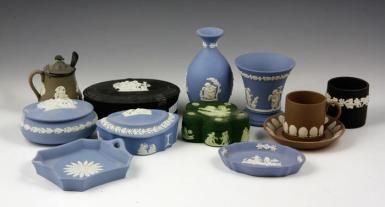 Wedgewood Jasperware, Wedgwood China, Wedgwood Jasperware, Fine China, Flea Market, Crafts To Make, Decorative Jars, Blue And White, China