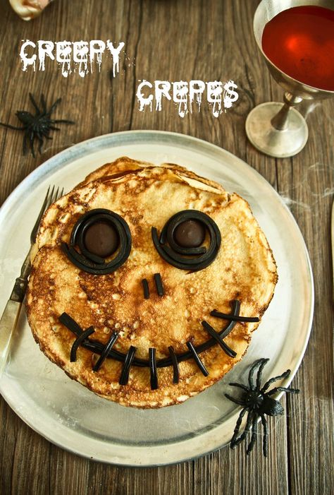 Creepy crepes #halloween Halloween Dinners, Halloween Pancakes, Best Crepe Recipe, Pancake Designs, Pumpkin Spice Pancakes, Halloween Breakfast, Healthy Halloween Snacks, Halloween Fest, Fun Halloween Food