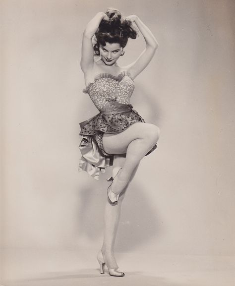 Debra Paget. look at that waist! Debra Paget, Pin Up Pictures, Burlesque Costumes, Olivia De Havilland, Actrices Hollywood, Vintage Pinup, Vintage Hollywood, Classic Beauty, Hollywood Glamour