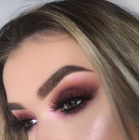 Smokey red and burgundy makeup + incredible highlight Beauty Make-up, Makijaż Smokey Eye, Simple Eye Makeup, Olivia Culpo, Pink Eyeshadow, Make Up Looks, Christmas Makeup, Pink Makeup, Makeup Goals