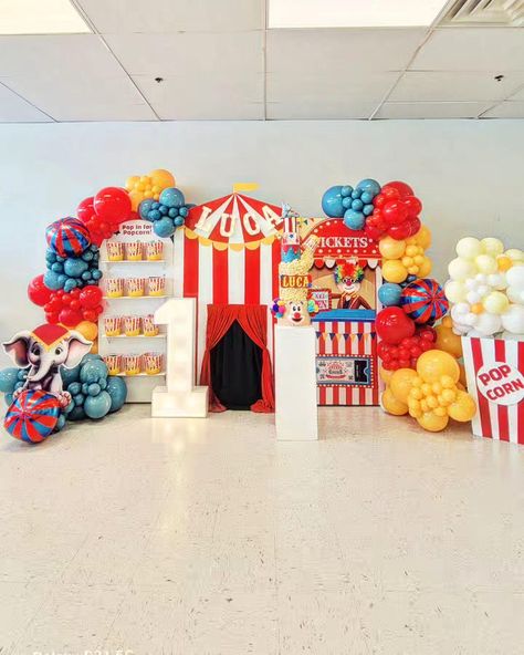 Circus Party theme! Ready to dive into the Full Party experience? #CircusVibes #CircusTheme #Balloonscircus #balloonbackdropcircus #partythemecircus #circus #circo #fiestacirco #circofiesta #circodecoracion @ginoscakes @fullpartytx Circus Theme Balloon Arch, Circus Balloon Arch, Circus Balloons, Circus Birthday Party Theme, Circus Theme Party, Carnival Theme, Circus Birthday Party, Balloon Display, Party Inspo