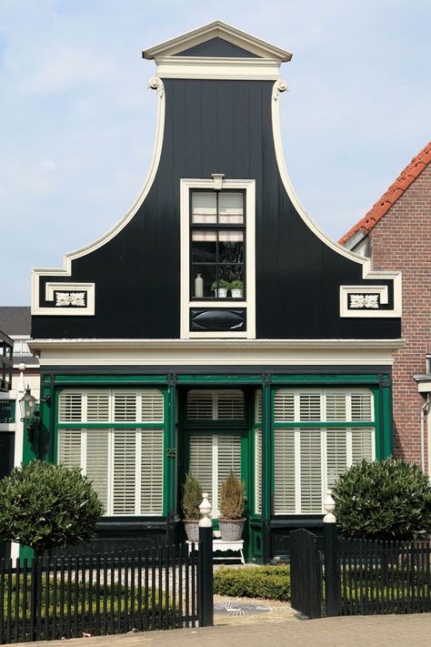 Traditional Dutch Country House. Royalty free stock photos. All pictures are free for commercial and personal use.  www.http://publicdomainpictures.net Country House Architecture, Holland House, Zaanse Schans, Wooden Camera, Black Houses, Dutch House, Old Dutch, Traditional Houses, Dutch Colonial