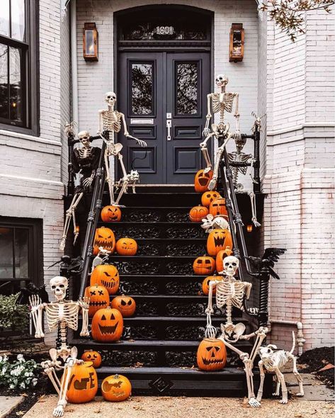 Front Yard Halloween Decorations, Porche Halloween, Imprimibles Halloween, Halloween Decor Diy, Casa Halloween, Halloween Front Porch Decor, Diy Halloween Decor, Halloween Countdown, Halloween Porch Decorations