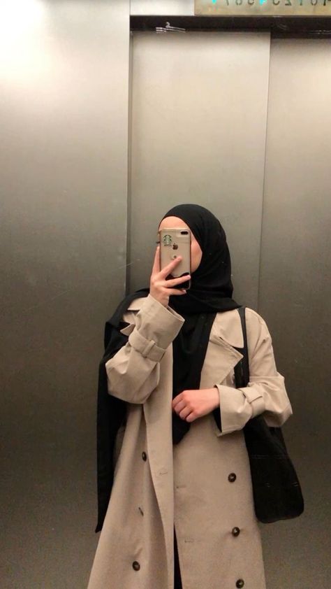 Hijab Fashion University, Hijab Style For University, Abaya For University, Abaya Uni Outfits, Modest Hijabi University Outfits, Beige Trench Coat Outfit Hijab, Hijabi Selfie Aesthetic, Modest Hijab Fashion, Hijab Abaya Outfits