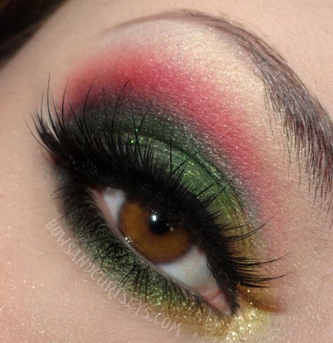 I love this!Me Too Shari Me Too! Red And Green Eyeshadow, White Eye Makeup, Colored Shadow, Christmas Eye Makeup, Yellow Makeup, Gold Eye Makeup, Eyeshadow For Blue Eyes, White Eyeshadow, Red Eyeshadow