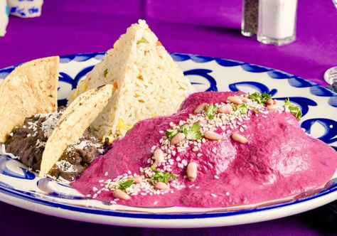 Impresiona a tus seres queridos con este platillo delicioso y tradicional de Taxco, Guerrero, ¡MOLE ROSA! Te encantará su sabor y color. Mexican Mole, Mexican Comfort Food, Impossible Pie, Skin Tags, Age Spots, Mole, Blackheads, Mexican Food Recipes, Our Life