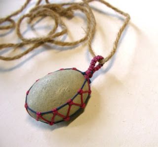 stone pendant macrame wrap turorial #Macrame Macrame Items, Beach Paintings, Makramee Diy, Stone Necklaces, Hemp Jewelry, Macrame Knot, Necklaces And Bracelets, Stone Wrapping, Macrame Ideas