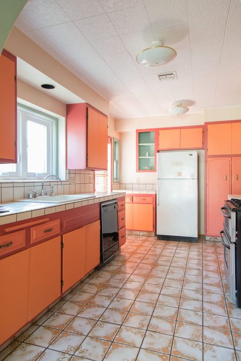 This Pink Kitchen Transformation Proves That Gut Renovations Are Worth the Stress #SOdomino #room #interiordesign #furniture #property #building #countertop #cabinetry #kitchen #tile #orange Interior Decor Inspiration, Popular Kitchen Designs, Replacing Kitchen Countertops, Minimal Kitchen, Studio Diy, Orange Kitchen, Kitchen Transformation, Popular Kitchens, Big Design