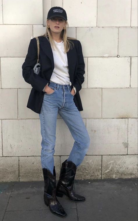 Cowboy Boots Outfit Winter, Minimal Chic Style Outfits, Black Cowboy Boots Outfit, Minimal Classic Style, Chic Style Outfits, Cowboy Boot Outfits, Western Boots Outfit, Minimal Chic Style, Botas Western