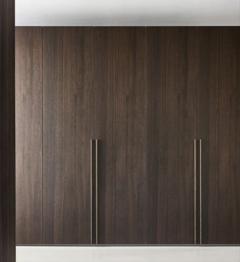 Tailor made closet with lacquered or veneered doors with handles. Interiors are customizable and available in veneer or melamine. High End Closet Doors, Walnut Closet Doors, Veneer Wardrobe Design, Veneer Wardrobe, Closet Handles, Mid Century Bungalow, Closet Mirror, Bedroom Closet Doors, Brown Laminate