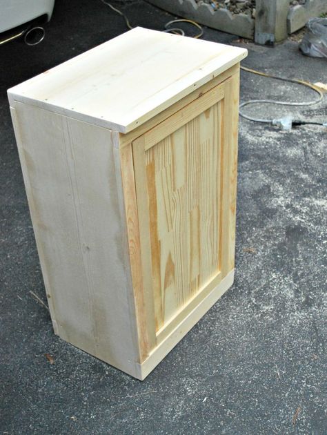 Diy Wooden Trash Can Holder, Diy Trash Bin Indoor, Trash Can Storage Kitchen Diy, Diy Trash Can Cabinet, Wood Trash Can Holder, Wooden Trash Can Holder, Kitchen Garbage Can Storage, Hidden Trash Can Kitchen, Wooden Trash Can