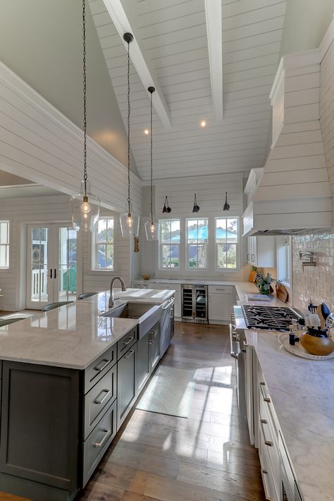 Aesthetic Mansion Kitchen, Aesthetic Kitchen With Island, Kitchen Ideas American Style, Kitchen Ideas Florida, Summer House Kitchen Ideas, Beach House Kitchen Aesthetic, House Design Wood Interior, Big White House On The Beach, Aesthetic Big Kitchen