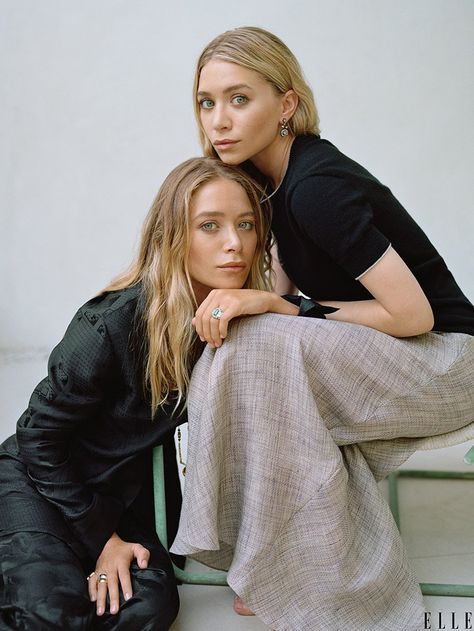 Mary Kate & Ashley Olsen Talk 10 Years of The Row with ELLE Style Icons Women, Fashion Fotografie, Olsen Twins Style, Olsen Sister, Pose Model, Sisters Photoshoot, Mary Kate Ashley, Olsen Twins, 사진 촬영 포즈