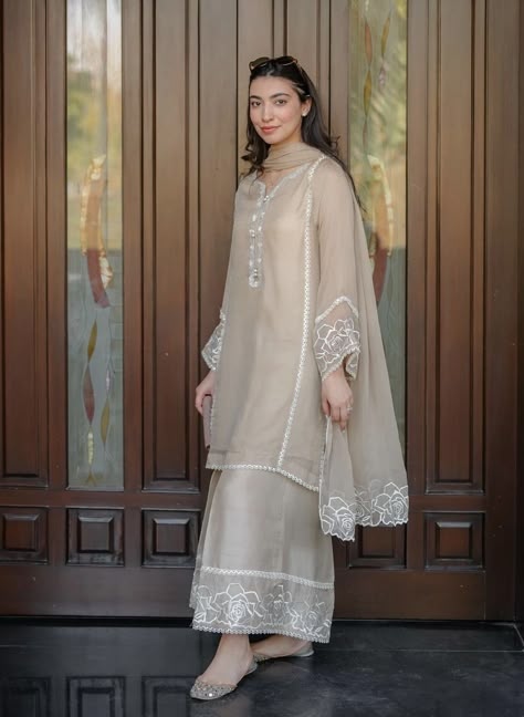 Pakastin Suit Design, Pakistani Fashion Casual Kurta Designs, Engagement Guest Outfit, Punjabi Salwar Kameez, Punjabi Salwar, Pakistani Salwar, Pakistani Fashion Casual, Pakistani Fashion Party Wear, Pakistani Fancy Dresses