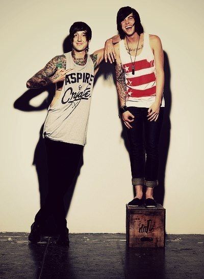 i love this pic so much, especially the height difference in them. short little kellin is standing on a box and then theres austin the giraffe Austin Carlile, Kellin Quinn, Music Ideas, Sleeping With Sirens, Falling In Reverse, Love Band, Of Mice And Men, Gender Envy, Pierce The Veil