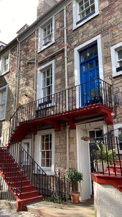 House with a blue door and cozy vibes (located in Scotland) Edinburgh Houses Interior, House In Edinburgh, London Flat Exterior, Edinburgh Flat Aesthetic, Edinburgh Apartment Aesthetic, Edinburgh Home, Edinburgh Apartment, Uni Apartment, Edinburgh House