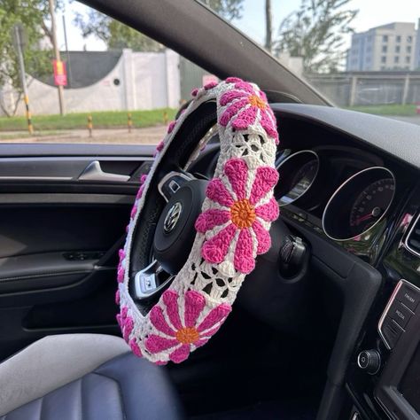 💐 - Crochet Flower Steering Wheel Cover, Car Wheel Crochet, Summer Car Accessories, Crochet Car Wheel Cover, Wheel Cover Crochet Pattern, Cute Steering Wheel Covers, Crochet Gifts For Mom, Crochet Sunflower Steering Wheel Cover, Crochet Wheel Cover