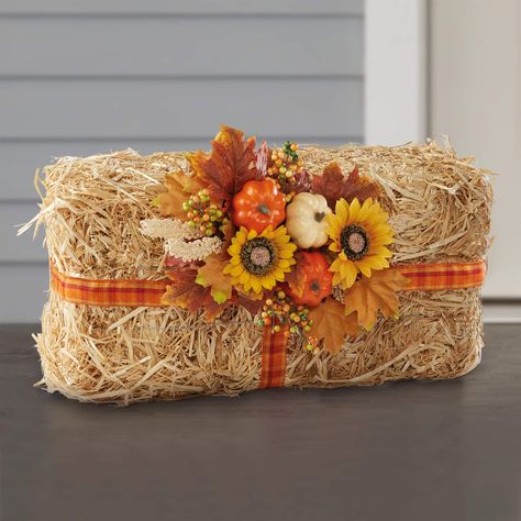 Straw Bales Decorations Fall, Straw Bale Decor Fall, Outside Fall Decorations, Fall Yard Decor, Straw Art, Pumpkin Stands, Halloween Wood Crafts, Pumpkin Display, Fall Entryway