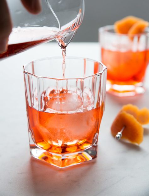 How to Make a Negroni: Classic Cocktails– Garden & Gun Vermouth Drinks, Southern Cocktail, Sweet Bourbon, Martinis Drinks, Tonic Recipe, Houston Food, Classic Cocktail Recipes, Tiki Cocktails, Red Cocktail