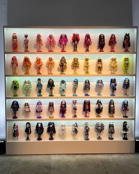 Doll Collection Display Ideas, Barbie Display Ideas, Collection Display Shelves, Barbie Display, Doll Organization, 80’s Toys, Dollhouse Decorating, Kids Doll House, Collection Displays