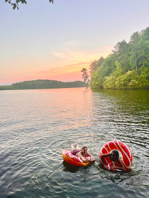 Sunset lake in mountains River Float Aesthetic, Float Trip Aesthetic, River Tubing Aesthetic, Summer Aesthetic Mountains, Summer On The Lake, Lake Vibes Aesthetic, Lake Weekend Aesthetic, Mountain Summer Aesthetic, Lake House Aesthetic Summer