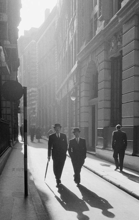 London In The 1950s: Frank Horvat’s Gorgeous Photographs of England's Capital - Flashbak 1950s Photography, Frank Horvat, Famous Photographers, England Fashion, Old London, Vintage London, London Life, Bw Photo, Turbans