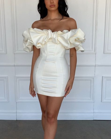 Strapless Ruffle Dress, Backless Dress Summer, White Bodycon Dress, Looks Party, White Short Dress, Bar Ideas, Satin Mini Dress, Glam Dresses, Fancy Outfits