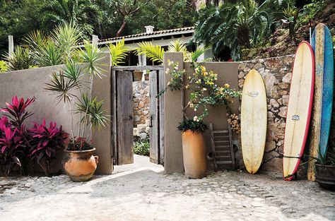 Step Inside A Dreamy Mexican Surf Shack Boho Beach House Surf Shack, Surf Shack Style, Surf Style Home, Mexican Beach House, Surfer Home, Summer House Inspiration, Boho Beach House, Beach Shacks, Mexican Beaches