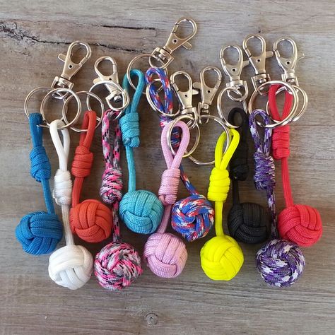 How To Make Volleyball Keychain Diy, Volleyball Crafts For Kids, Crochet Volleyball Keychain, Volleyball Crafts For Team, Volleyball Keychain Diy, Volleyball Crafts, Keychain Paracord, Monkey Fist Keychain, Paracord Monkeyfist