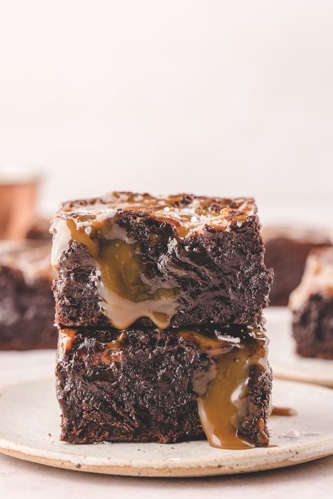 Caramel Brownies Recipe, Almond Flour Brownies, Gluten Free Dairy Free Dessert, Fudgy Brownie Recipe, Blondies Bars, Caramel Recipes Sauce, Salted Caramel Brownies, Homemade Caramel Sauce, Healthy Brownies