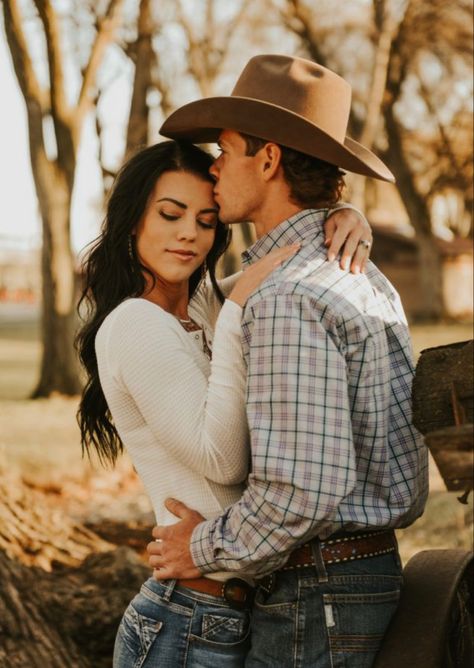 Rodeo Couples, Country Couple Photos, Western Engagement Pictures, Western Couple Photoshoot, Bisexual Wallpaper, Western Engagement Photos, Country Photoshoot, Western Photo Shoots, Horse Couple