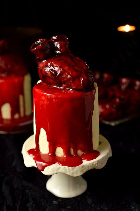 Halloween bleeding heart topped mini red velvet layer cakes Goth Cakes, Horror Cake, Ermine Frosting, Pasteles Halloween, Scary Cakes, Halloween Wedding Cakes, Party Ideas Birthday, Awesome Desserts, Heart Cakes