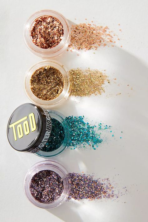 TooD BioGlitter | Free People Summer Carnival Outfit, Sunscreen Natural, Shiny Makeup, Sparkle Makeup, Beauty Product Photography, Carnival Outfit, Summer Carnival, Travel Camper, Glitter Jars