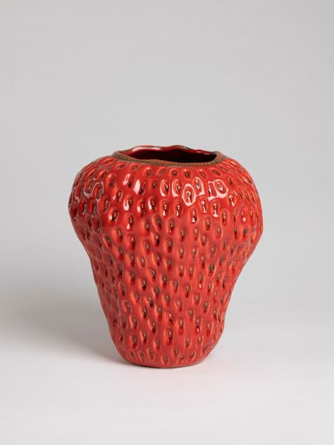 Strawberry Vase, House Lamp, Coil Pots, Keramik Design, Clay Vase, Pottery Crafts, Ceramics Ideas Pottery, Keramik Vase, Coffee And Books