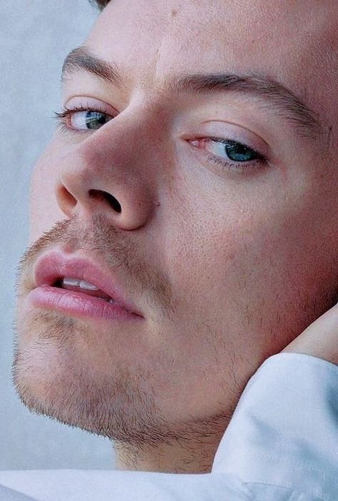 Harry Styles Eyes, Harry Styles Golden, Harry 1d, Harry Styles Cute, Harry Styles Wallpaper, Harry Styles Pictures, Harry Styles Photos, Family Show, Mr Style