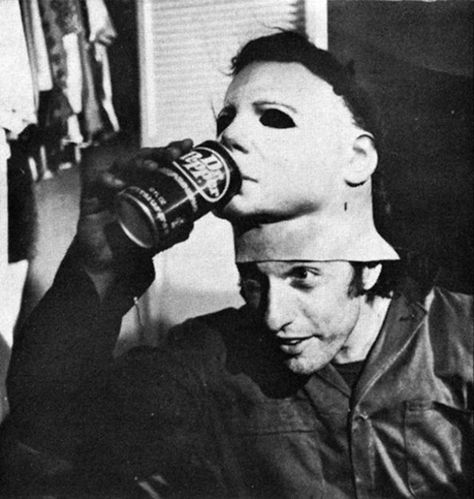 38 Awesome Behind the Scenes Photos From Horror Movies Halloween 1978, The Rocky Horror Picture Show, Septième Art, Nicholas Hoult, Wearing A Mask, The Boogeyman, Film Horror, Sweeney Todd, Michael Myers Halloween