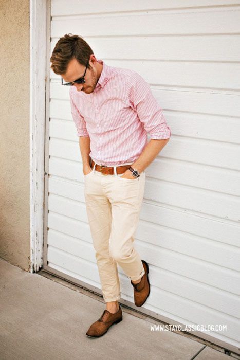 white trousers, a pink shirt and brown shoes without socks Shirt And Pants Combinations For Men, White Pants Men, Style College, Tan Pants, Spring Look, Summer Work Outfits, Outfit Jeans, Mens Pants Fashion, Simple Shirts