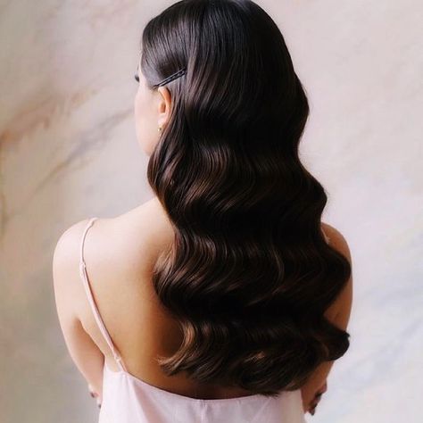 Wavy Hair with Bobby pins Hollywood Curls, Trendy Bridesmaids, The Quiff, Hollywood Waves, Formal Hairstyles, Aesthetic Hair, Hair Waves, Prom Hair, Bun Hairstyles