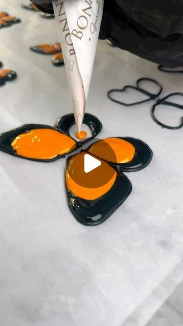 @decorelement on Instagram: "Chocolate Butterfly toppers piping tutorial 🦋 🧡🖤 👉Baker credit: @bonn.tonn #cakedecorating #cakeinspiration #butterfly #butterflies #cakesiclesofig #cakeideas #bakersofinstagram #bakers #fallcolors #fall" Fondant Butterflies, Butterfly Chocolate, Chocolate Butterfly, Fondant Butterfly, Chocolate Butterflies, Cupcake Flowers, Piping Tutorial, How To Make Butterfly, Edible Butterfly