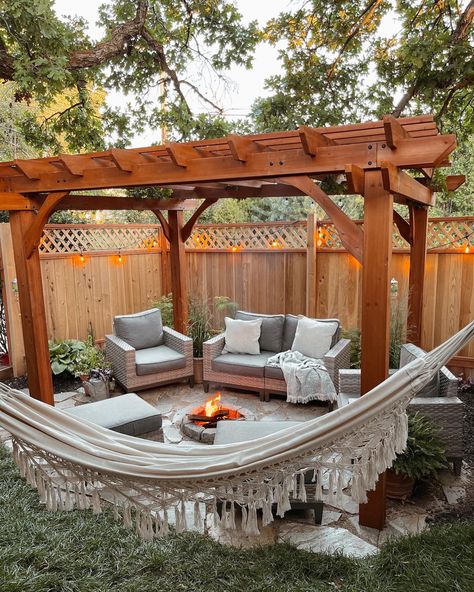 Backyard Porch Decorating, Small Outdoor Patio, Small Patio Design, Small Outdoor Patios, Mismatched Chairs, Farmhouse Patio, Rustic Patio, Porch Decorating Ideas, Flagstone Patio