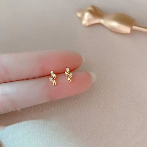 Earrings Women Gold, Cute Simple Earrings Gold, Leaf Design Earrings Gold, Simple Earing Designs, Jwellary Design Gold Earrings, Gold Earrings Simple Designs, Small Dainty Earrings, Diamond Leaf Earrings, Tiny Studs Earrings