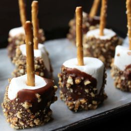 5 ways you never thought of to enjoy pretzels! Get the recipes at Chatelaine.com Thanksgiving Marshmallow Treats, S’more Marshmallow Pops, Smore Marshmallow Pops, Smores Marshmallow Pops, Marshmellow Treats, Marshmallow Pops Recipe, Smores Pops, Pretzel Toffee, Salty Treats